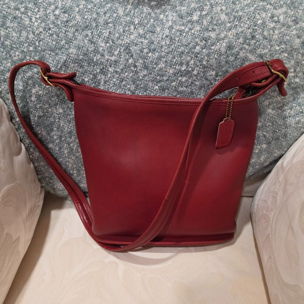 Vintage Red Coach Shoulder Sac (Style 9730) NYC